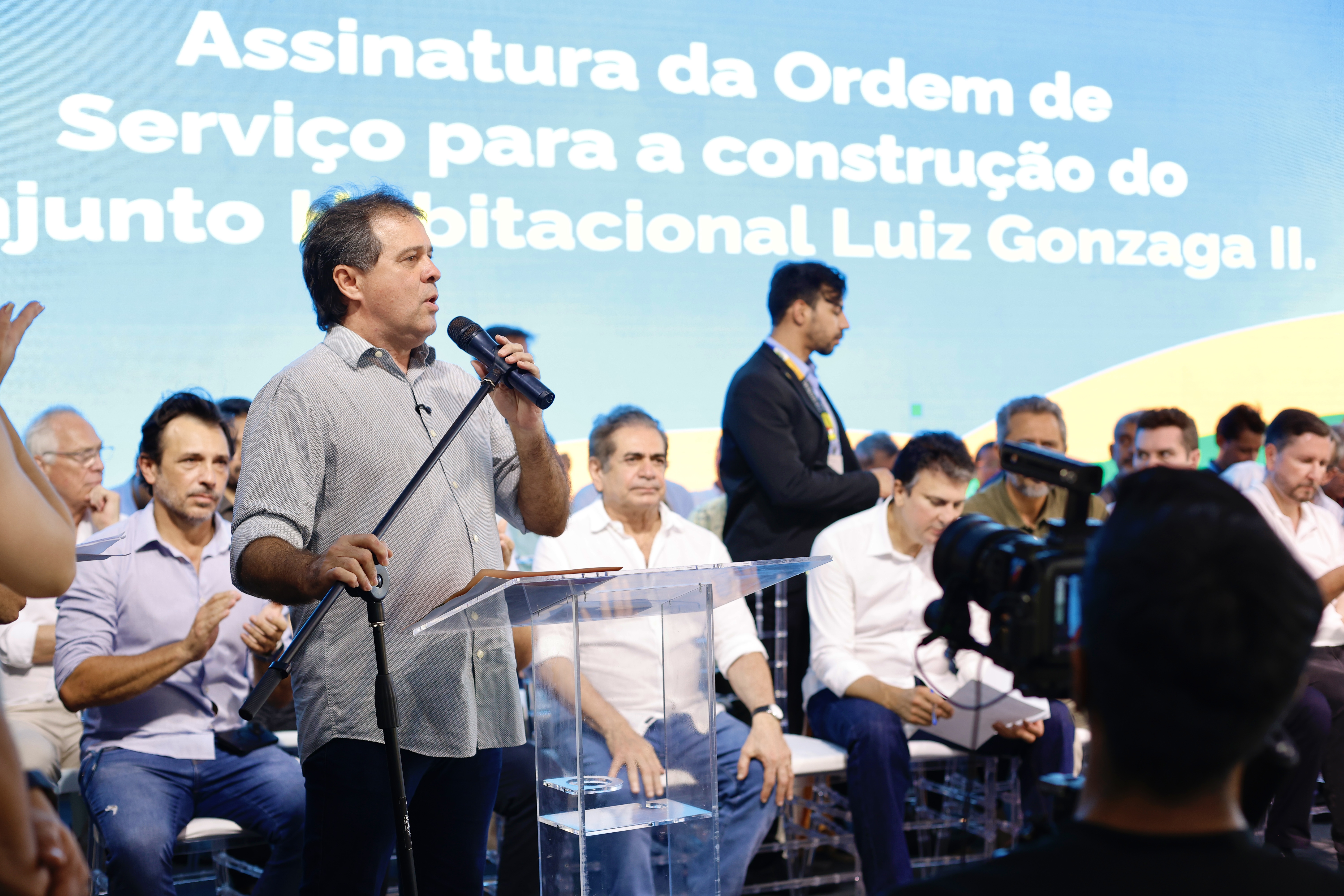 prefeito discursando no evento